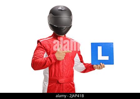 Racer avec un casque noir tenant une plaque d'apprentissage pour les conducteurs et pointant isolé sur fond blanc Banque D'Images