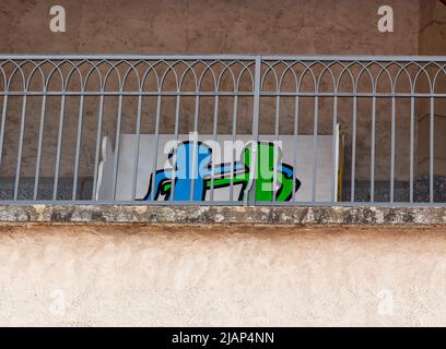 Appenzell, Suisse - 27 mai 2022 : image peinte à la main des silhouettes de quelques personnes embrassant derrière la balustrade du balcon. L'amour derrière t Banque D'Images