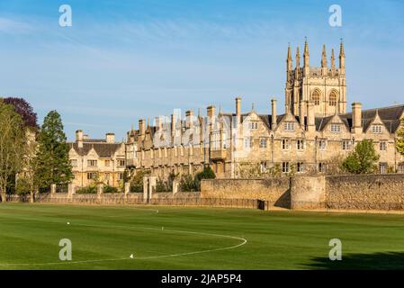 Merton College et Merton Field, Oxford, Royaume-Uni, avec Deadman's Walk à mi-distance Banque D'Images