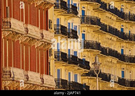 Les deux meilleurs hôtels de Brighton - le Hilton Metropole (gauche, brique rouge), et le Grand (droite, façade en stuc). Ces deux hôtels ont été utilisés par les partis politiques et les visiteurs de brighton au fil des décennies. Brighton, East Sussex, Angleterre, Royaume-Uni Banque D'Images