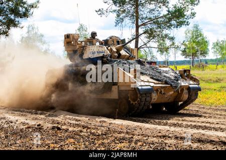 Allemagne. 24th mai 2022. Un véhicule de combat M2A3 Bradley affecté au 1st Bataillon, 8th Infantry Regiment, 3rd Armored Brigade combat Team, 4th Infantry Division, avance au cours d'un exercice de tir en direct dans le CADRE de DEFENDER-Europe 22 à la zone d'entraînement d'Oberlaussitz, Allemagne, 24 mai 2022. DEFENDER-Europe 22 est une série d'exercices d'entraînement multinationaux de l'armée américaine en Europe et en Afrique dans le cadre de la construction d'exercices à grande échelle des commandes européennes des États-Unis qui a lieu en Europe de l'est. DEFENDER-Europe 22 démontre la capacité de l'armée américaine en Europe et en Afrique à mener des opérations de combat au sol à grande échelle ac Banque D'Images