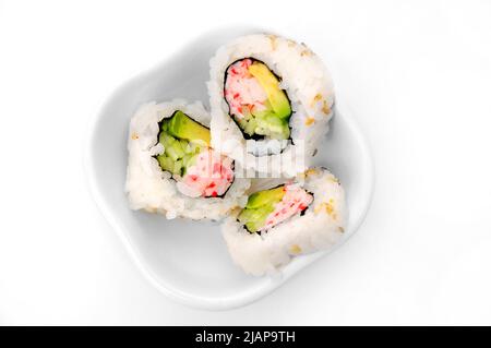 Un petit plat contenant des morceaux de sushi California Roll Banque D'Images