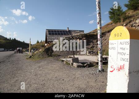 Au Col de Vars : borne 902 frontière entre les Hautes-Alpes et les Alpes de haute-Provence Banque D'Images