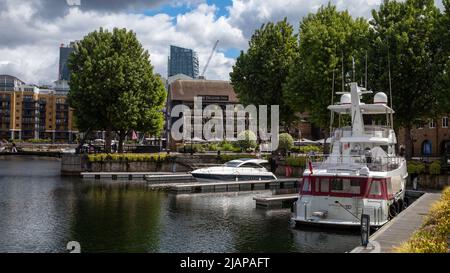 Le Dickens Inn, situé dans un entrepôt rénové, est vu de l'autre côté de l'eau à St Katharine Dock à Londres Banque D'Images