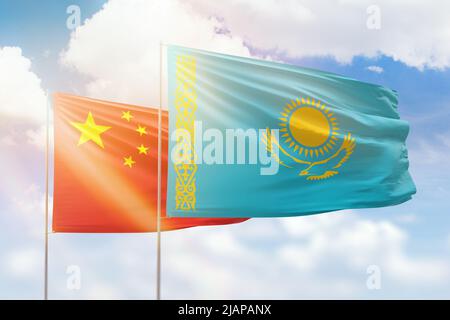 Ciel bleu ensoleillé et drapeaux du kazakhstan et de la chine Banque D'Images