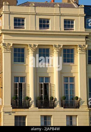 La façade d'une maison de ville Regency sur Brunswick Terrace, qui fait partie d'un complexe de maisons de ville géorgiennes à Hove sur Brighton et Hove front de mer. East Sussex, Angleterre Royaume-Uni Banque D'Images