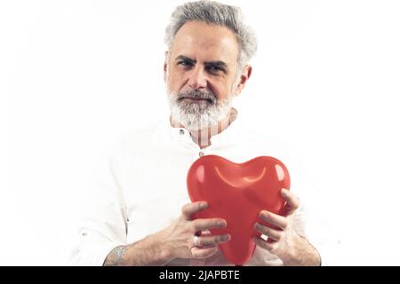 Homme à poil gris tenant un boron en forme de coeur - isolé sur fond blanc.Photo de haute qualité Banque D'Images