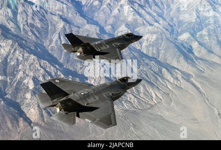 Deux F-35C Lightning II attachés à l'Argonautes of Strike Fighter Squadron (VFA) 147, stationnés à la base aérienne navale de Lemoore, volent en formation au-dessus du désert de Californie. Chaque escadron F-35C est entièrement prêt au combat pour mener des missions d'attaque, de chasse et de soutien basées sur des transporteurs, toutes saisons, pour le commandant des Forces aériennes navales. Grâce à sa technologie furtive, à ses capteurs avancés, à sa capacité et à sa portée d'armes, le F-35C sera le premier avion de 5th générations exploité à partir d'un porte-avions. Version optimisée d'une U.S. Navy. Photo. Credit US Navy / S E.Renfroe Banque D'Images