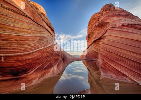 Monument national de Vermilion Cliffs. Avant les autoroutes et les chemins de fer, avant les pionniers... la terre que nous connaissons comme les États-Unis était un vaste désert. Pour protéger ces dernières zones restantes, le Congrès a créé en 1984 la région sauvage de Paria Canyon - Vermilion Cliffs. Les paysages exceptionnels de Coyote Buttes, la faune du désert, l'histoire colorée et les possibilités de loisirs sont protégés dans ce paysage pour les générations futures. Une des plus belles formations géologiques du monde. Une version optimisée / améliorée d'une photo du Bureau américain de la gestion des terres. Crédit BLM/B.Wick Banque D'Images