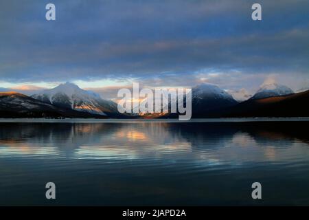 Coucher de soleil sur le lac McDonald. Le lac McDonald est le plus grand lac du parc national des Glaciers. Il est situé dans le comté de Flathead, dans le Montana, aux États-Unis d'Amérique. Le lac est d'environ 10 milles de long, et plus d'un mille de large et 472 pieds de profondeur, remplissant une vallée formée par une combinaison d'érosion et d'activité glaciaire. Une version unique et optimisée d'une image NPS, crédit : NPS/D.Restivo Banque D'Images