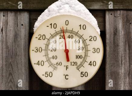 Thermomètre indiquant une température légèrement inférieure à zéro. Inférieur à zéro Banque D'Images