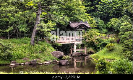 Jardins de Sankei-en, Yokohama, Japon. Sankei-en est un jardin traditionnel de style japonais à Naka Ward, Yokohama, au Japon, qui a ouvert ses portes en 1906. Sankei-en a été conçu et construit par Tomitaro Hara (Sankei Hara). Banque D'Images