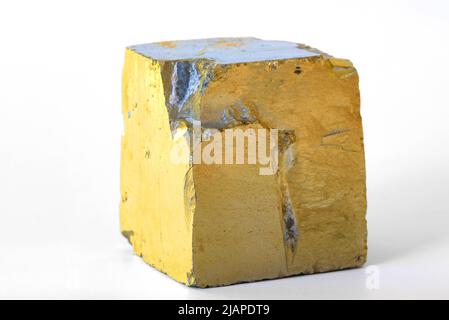 Cristal de pyrite photographié sur fond blanc. La pyrite minérale, ou pyrite de fer, également connu sous le nom d'or de idiot, est un sulfure de fer avec la formule chimique FES?. La pyrite est le minéral sulfuré le plus abondant. Le lustre métallique de la pyrite et sa teinte jaune-laiton pâle lui donnent une ressemblance superficielle à l'or, d'où le surnom bien connu de l'or de l'imbécile Banque D'Images