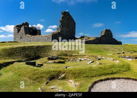 Jarlshof est le site archéologique préhistorique le plus connu de Shetland, en Écosse. Il se trouve à Sumburgh, Mainland, Shetland et a été décrit comme « l'un des sites archéologiques les plus remarquables jamais excavés dans les îles britanniques ». Il contient des restes datant de 2500 BCE jusqu'au 17th siècle ce Banque D'Images