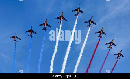 Neuf Alpha Jets de l'Armée de l'Air française survolent les champs-ElysŽes, Paris, France, libérant des pistes de fumée bleue, blanche et rouge, couleurs du drapeau national français. Banque D'Images