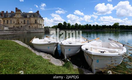 Barques au CH‰teau de Fontainebleau. Le Palais de Fontainebleau ou CH‰teau de Fontainebleau, situé 55km au sud-est du centre de Paris, dans la commune de Fontainebleau, est l'un des plus grands ch‰eaux royaux français. Le château médiéval et le palais qui l'a suivi ont servi de résidence aux monarques français de Louis VII à Napoléon III Banque D'Images