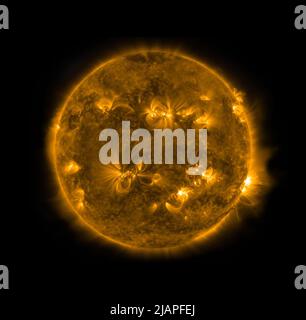 Image haute résolution du Soleil imagée par la NASA et l'Observatoire de dynamique solaire le 27 décembre 2021. Les lignes minces et murmures sont appelées boucles coronales et elles sont faites de matière solaire chaude Ð particules chargées appelé plasma Ð qui s'accumulent autour des champs magnétiques invisibles qui se bouclent du soleil. Une version optimisée et améliorée d'une image d'origine de la NASA. Credit: 'Gracieuseté de la NASA/SDO et des équipes scientifiques AIA, EVE et HMI' une version optimisée et améliorée d'une image originale de la NASA. Crédit NASA Banque D'Images