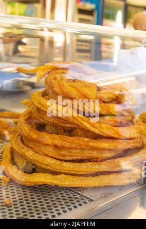 De délicieux churros à vendre à un blocage de rue en Espagne Banque D'Images