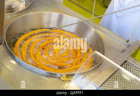 Faire des churros dans un café de rue Banque D'Images