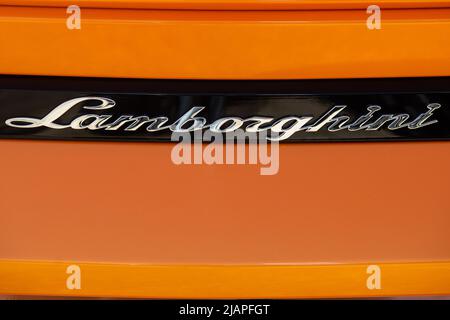 Bucarest, Roumanie - 20 mai 2020 : une voiture orange Lamborghini Urus. Cette image est destinée à un usage éditorial uniquement. Banque D'Images