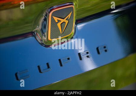 Bucarest, Roumanie - 20 mai 2020 : une voiture bleue CUPRA Formentor. Cette image est destinée à un usage éditorial uniquement. Banque D'Images