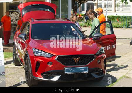 Bucarest, Roumanie - 20 mai 2020 : une voiture rouge CUPRA Formentor. Cette image est destinée à un usage éditorial uniquement. Banque D'Images