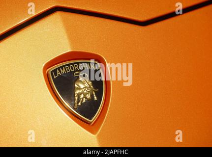 Bucarest, Roumanie - 20 mai 2020 : une voiture orange Lamborghini Urus. Cette image est destinée à un usage éditorial uniquement. Banque D'Images