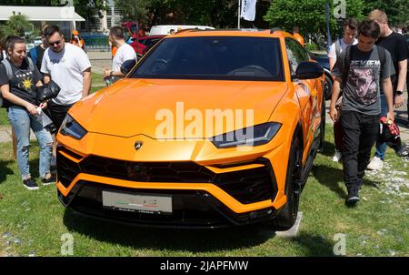 Bucarest, Roumanie - 20 mai 2020 : une voiture orange Lamborghini Urus. Cette image est destinée à un usage éditorial uniquement. Banque D'Images