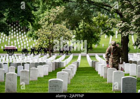 Arlington, Virginie, États-Unis. 26th mai 2022. Des soldats du 3D U.S. Infantry Regiment (The Old Guard), ainsi que des membres de service du U.S. Marine corps, de la U.S. Navy, de l'US Air Force, Et la Garde côtière des États-Unis, placer des drapeaux américains sur chaque tombe du cimetière national d'Arlington dans le cadre de Flags-in, Arlington, Virginie, 26 mai 2022 Credit: U.S. Navy/ZUMA Press Wire Service/ZUMAPRESS.com/Alamy Live News Banque D'Images