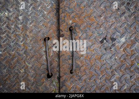 Anciennes portes métalliques Rusty avec fil Banque D'Images