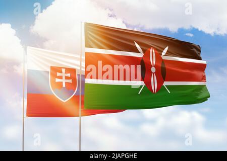 Ciel bleu ensoleillé et drapeaux du kenya et de la slovaquie Banque D'Images