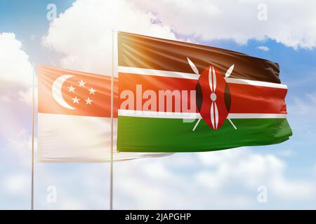 Ciel bleu ensoleillé et drapeaux du kenya et de singapour Banque D'Images