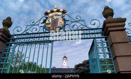 Hesse-Darmstadt armoiries à la porte du château de Bad Homburg, la tour blanche du château en arrière-plan, Bad Homburg, Allemagne Banque D'Images