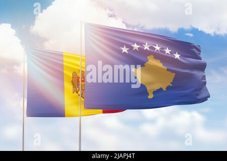 Ciel bleu ensoleillé et drapeaux du kosovo et de la moldavie Banque D'Images