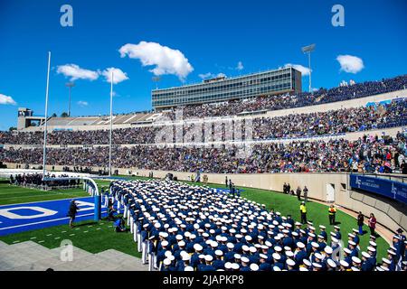 Colorado Springs, Colorado, États-Unis. 25th mai 2022. Les cadets marchent dans le stade Falcon pour commencer la cérémonie de remise des diplômes de la classe 2022 de l'Académie de l'Armée de l'air des États-Unis à l'Académie de l'Armée de l'air à Colorado Springs, Colorado, 25 mai 2022. Neuf cent soixante-dix cadets ont franchi la scène pour devenir les plus récents lieutenants de la Force aérienne et des Forces spatiales. Credit: US Air Force/ZUMA Press Wire Service/ZUMAPRESS.com/Alamy Live News Banque D'Images