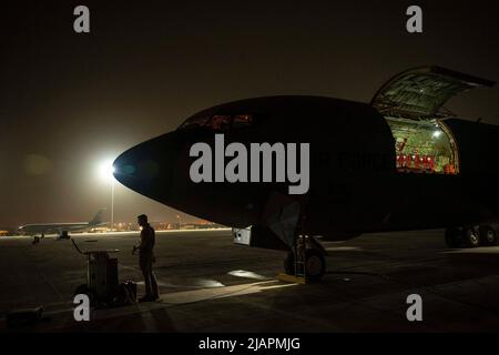 Base aérienne d'Al Udeid, Qatar. 25th avril 2022. Un KC-135 Stratotanker de la Force aérienne des États-Unis, affecté au 50th Expeditionary Air Favnatation Squadron, se prépare au décollage à la base aérienne Al Udeid, au Qatar, le 25 avril 2022. Le KC-135 fournit une capacité de ravitaillement aérien de la neuvième Force aérienne (Air Force Central) de portée mondiale pour soutenir les avions de la nation conjointe et partenaire dans l'ensemble de la zone de responsabilité du Commandement central des États-Unis. Credit: US Air Force/ZUMA Press Wire Service/ZUMAPRESS.com/Alamy Live News Banque D'Images