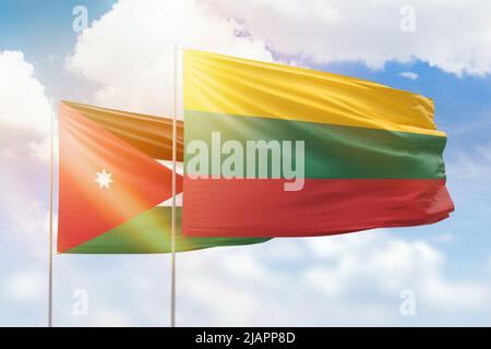 Ciel bleu ensoleillé et drapeaux de la lituanie et de la jordanie Banque D'Images