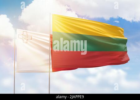 Ciel bleu ensoleillé et drapeaux de la lituanie et de malte Banque D'Images