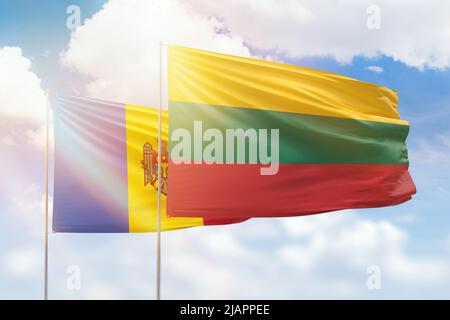 Ciel bleu ensoleillé et drapeaux de la lituanie et de la moldavie Banque D'Images