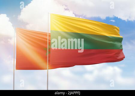 Ciel bleu ensoleillé et drapeaux de la lituanie et du maroc Banque D'Images