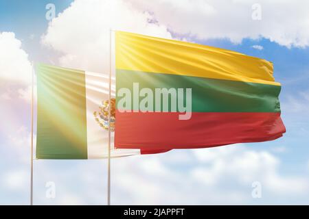 Ciel bleu ensoleillé et drapeaux de la lituanie et du mexique Banque D'Images