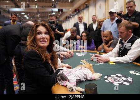 LAS VEGAS, NV - 30 mai: Lisa Vanderpump joue dans l'une des premières tables d'action avec son chien Puffy à Bally's/Paris Las Vegas pour WSOP - World Series of Poker sur 30 mai 2022 à LAS VEGAS, Etats-Unis. (Photo de Louis Grasse/PxImages) Banque D'Images