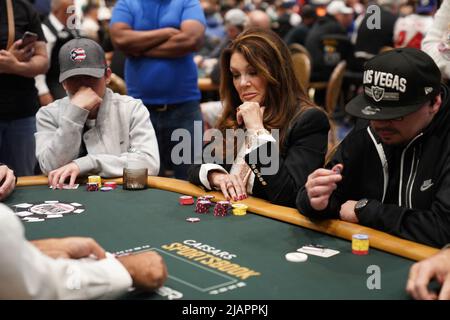 LAS VEGAS, NV - 30 mai: Lisa Vanderpump joue dans l'une des premières tables d'action avec son chien Puffy à Bally's/Paris Las Vegas pour WSOP - World Series of Poker sur 30 mai 2022 à LAS VEGAS, Etats-Unis. (Photo de Louis Grasse/PxImages) Banque D'Images