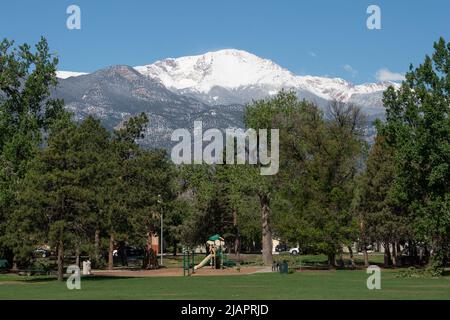 Un pic de Pikes enneigé donne sur Boulder Park, un parc de la ville de Colorado Springs, Colorado, après une tempête de neige à la fin du printemps. Banque D'Images