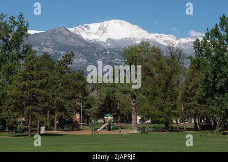 Un pic de Pikes enneigé donne sur Boulder Park, un parc de la ville de Colorado Springs, Colorado, après une tempête de neige à la fin du printemps. Banque D'Images