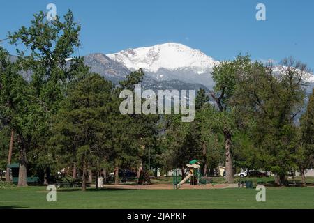 Un pic de Pikes enneigé donne sur Boulder Park, un parc de la ville de Colorado Springs, Colorado, après une tempête de neige à la fin du printemps. Banque D'Images