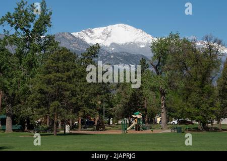 Un pic de Pikes enneigé donne sur Boulder Park, un parc de la ville de Colorado Springs, Colorado, après une tempête de neige à la fin du printemps. Banque D'Images