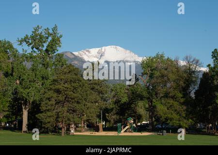 Un pic de Pikes enneigé donne sur Boulder Park, un parc de la ville de Colorado Springs, Colorado, après une tempête de neige à la fin du printemps. Banque D'Images