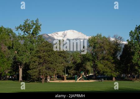 Un pic de Pikes enneigé donne sur Boulder Park, un parc de la ville de Colorado Springs, Colorado, après une tempête de neige à la fin du printemps. Banque D'Images