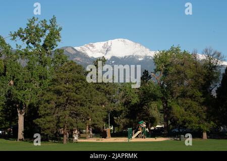 Un pic de Pikes enneigé donne sur Boulder Park, un parc de la ville de Colorado Springs, Colorado, après une tempête de neige à la fin du printemps. Banque D'Images